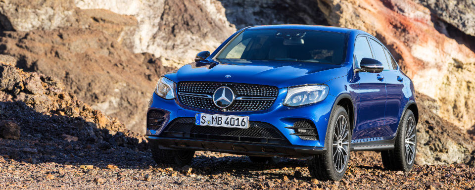 Das neue Mercedes GLC Coupé folgt auf den großen Bruder GLE Coupé und will in der kleineren Klasse dem BMW X4 Marktanteile abnehmen. Das neue Mercedes GLC Coupé folgt auf den großen Bruder GLE Coupé und will in der kleineren Klasse dem BMW X4 Marktanteile abnehmen.