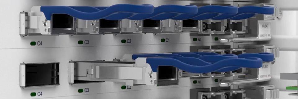 Betreiber der FSP 3000 CloudConnect können mit dem MicroMux-Modul, einem QSFP28-Adapter, eine 100GbE-Kundenschnittstelle aufteilen. Betreiber der FSP 3000 CloudConnect können mit dem MicroMux-Modul, einem QSFP28-Adapter, eine 100GbE-Kundenschnittstelle aufteilen.