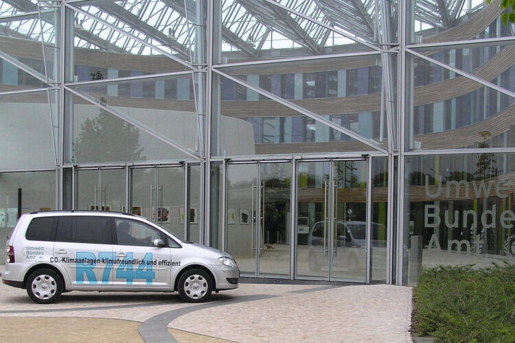 Das Umweltbundesamt (UBA) setzt seit 2009 ein Dienstfahrzeug mit einer CO2-Klimaanlage ein. Die Anlage kühlt den Innenraum in kurzer Zeit ab und arbeitet energieeffizient. In normalen europäischen Sommern ist der Energieverbrauch laut UBA sogar geringer als der einer R134a-Serienklimaanlage. Nach 165.000 Kilometern funktioniert der Klimakompressor immer noch einwandfrei und weist eine hohe Dichtigkeit auf. Das Umweltbundesamt (UBA) setzt seit 2009 ein Dienstfahrzeug mit einer CO2-Klimaanlage ein. Die Anlage kühlt den Innenraum in kurzer Zeit ab und arbeitet energieeffizient. In normalen europäischen Sommern ist der Energieverbrauch laut UBA sogar geringer als der einer R134a-Serienklimaanlage. Nach 165.000 Kilometern funktioniert der Klimakompressor immer noch einwandfrei und weist eine hohe Dichtigkeit auf.