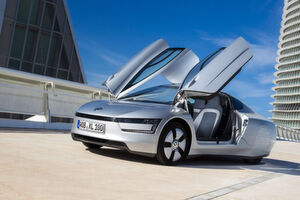 Das Modell Volkswagen XL1: Kraftstoffverbrauch in l/100 km: 0,9 (kombiniert); Stromverbrauch in kWh/100 km: 7,2 (kombiniert); CO2-Emissionen in g/km: 21 (kombiniert); Effizienzklasse: A+. Das Modell Volkswagen XL1: Kraftstoffverbrauch in l/100 km: 0,9 (kombiniert); Stromverbrauch in kWh/100 km: 7,2 (kombiniert); CO2-Emissionen in g/km: 21 (kombiniert); Effizienzklasse: A+.