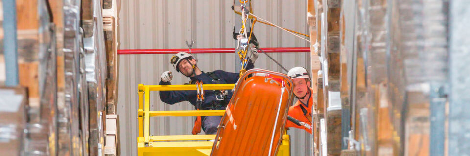 Für eine Rettungsübung in 38 m Höhe hat BLG Logistics den Freiwilligen Feuerwehren Verden und Achim sowie der Höhenrettung der Feuerwehr Oldenburg kürzlich an einem Sonntag das Hochregallager in Bremen zur Verfügung gestellt. Für eine Rettungsübung in 38 m Höhe hat BLG Logistics den Freiwilligen Feuerwehren Verden und Achim sowie der Höhenrettung der Feuerwehr Oldenburg kürzlich an einem Sonntag das Hochregallager in Bremen zur Verfügung gestellt.