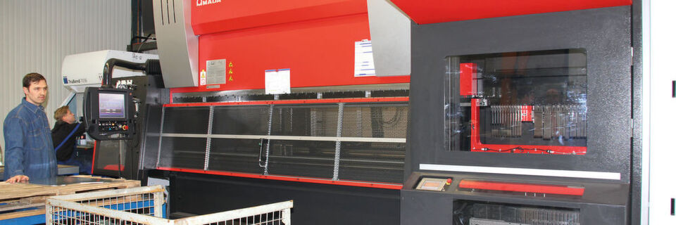 Auf der Amada-Abkantpresse HD 1003 ATC können die Mitarbeiter bei Dreeskornfeld rüstintensive Teile besonders schnell fertigen. Auf der Amada-Abkantpresse HD 1003 ATC können die Mitarbeiter bei Dreeskornfeld rüstintensive Teile besonders schnell fertigen.