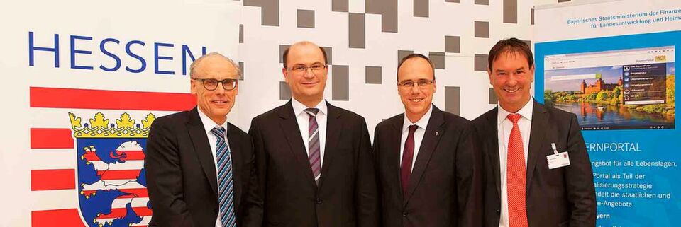 Alexander Schroth, Vorstandsvorsitzender der AKDB, Albert Füracker, Staatssekretär im Bayerischen Finanzministerium, Hessens Innenminister Peter Beuth sowie Ulrich Künkel, Geschäftsführer ekom21 nach der Vertragsunterzeichnung Alexander Schroth, Vorstandsvorsitzender der AKDB, Albert Füracker, Staatssekretär im Bayerischen Finanzministerium, Hessens Innenminister Peter Beuth sowie Ulrich Künkel, Geschäftsführer ekom21 nach der Vertragsunterzeichnung
