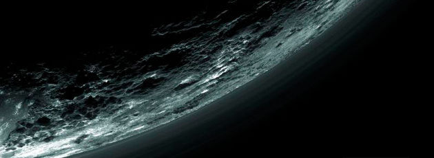 Die Atmosphäre des Pluto, aufgezeichnet von der Raumsonde New Horizons: In fünf Beiträgen im Fachmagazine Science haben NASA-Forscher eine Reihe überraschender Erkenntnisse über den Zwergplaneten zusammengefasst. Die Atmosphäre des Pluto, aufgezeichnet von der Raumsonde New Horizons: In fünf Beiträgen im Fachmagazine Science haben NASA-Forscher eine Reihe überraschender Erkenntnisse über den Zwergplaneten zusammengefasst.