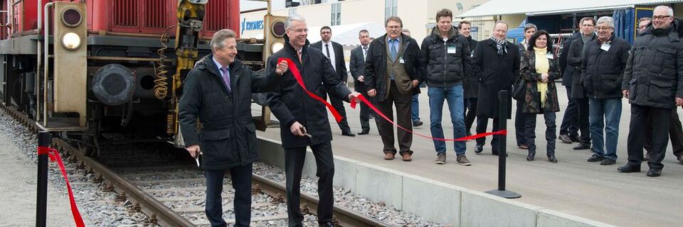Krones-Vorstandsvorsitzender Christoph Klenk (r.) und Neutraublings Bürgermeister Heinz Kiechle geben die Bahn frei für den Krones-Gleisanschluss. Krones-Vorstandsvorsitzender Christoph Klenk (r.) und Neutraublings Bürgermeister Heinz Kiechle geben die Bahn frei für den Krones-Gleisanschluss.