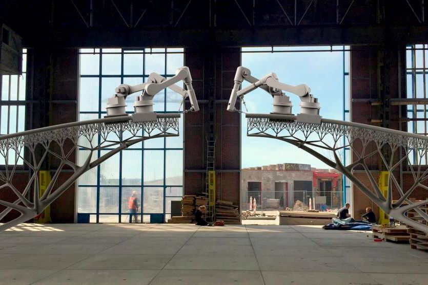 Simulation eines Brückenbaus per Roboter: Die Roboter fahren auf den von ihnen selbst gefertigten Stahlelementen. Der 1500 °C heiße Stahl wird praktisch in die Luft gespritzt und erstarrt. Simulation eines Brückenbaus per Roboter: Die Roboter fahren auf den von ihnen selbst gefertigten Stahlelementen. Der 1500 °C heiße Stahl wird praktisch in die Luft gespritzt und erstarrt.