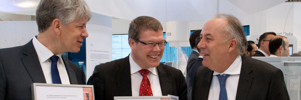 BMWi-Staatssekretär Matthias Machnig (rechts) hat die TCDP-Zertifikate auf der diesjährigen CeBIT an VDG-Geschäftsführer Dr. Carsten Braatz (links) und Uniscon-Geschäftsführer Dr. Hubert Jäger (Mitte) übergeben. BMWi-Staatssekretär Matthias Machnig (rechts) hat die TCDP-Zertifikate auf der diesjährigen CeBIT an VDG-Geschäftsführer Dr. Carsten Braatz (links) und Uniscon-Geschäftsführer Dr. Hubert Jäger (Mitte) übergeben.