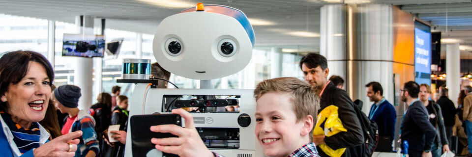 Spencer ist der Prototyp eines intelligenten Serviceroboters. Er hilft Passagieren am Flughafen weiter, das richtige Gate zu finden und agiert dabei rücksichtsvoll mit seiner Umgebung. Nur Sprechen und Koffer tragen kann er bisher noch nicht. Spencer ist der Prototyp eines intelligenten Serviceroboters. Er hilft Passagieren am Flughafen weiter, das richtige Gate zu finden und agiert dabei rücksichtsvoll mit seiner Umgebung. Nur Sprechen und Koffer tragen kann er bisher noch nicht.