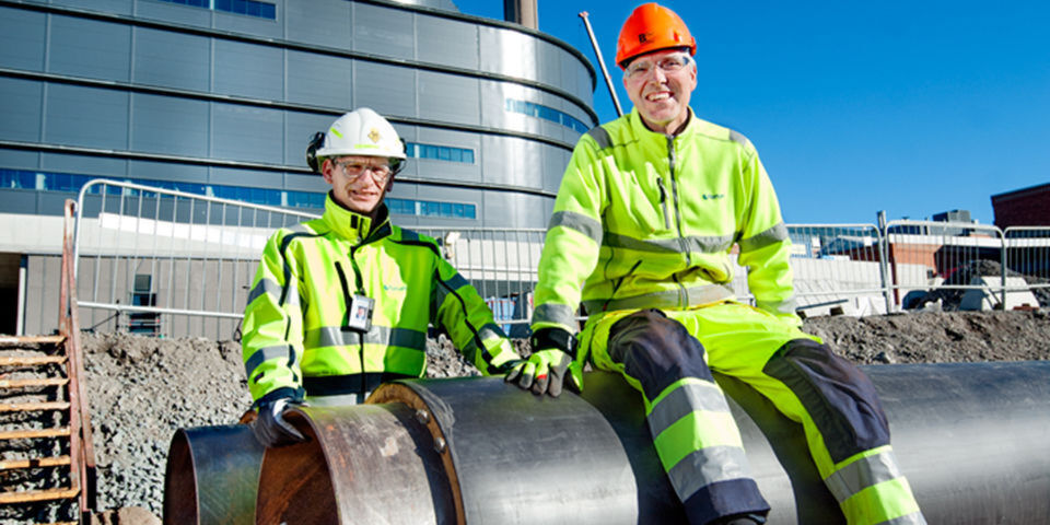 Im Stadtteil Värtahamnen liegen jetzt die Verbindungsrohre, die das von Bahnhof Datacenters geplante neue Rechenzentrum "Elementica" mit dem Biomasseheizkraftwerk (BMHKW) von Fortum Värme, das in unmittelbarer Nähe liegt, mit Abwärme versorgt. Im Stadtteil Värtahamnen liegen jetzt die Verbindungsrohre, die das von Bahnhof Datacenters geplante neue Rechenzentrum "Elementica" mit dem Biomasseheizkraftwerk (BMHKW) von Fortum Värme, das in unmittelbarer Nähe liegt, mit Abwärme versorgt.