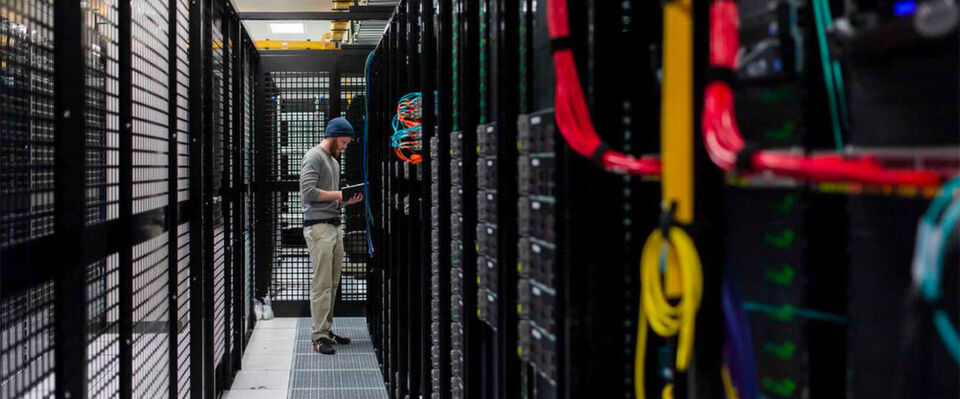 Ein Administrator von Mailchimp.com bei der Arbeit in einem Co-Location-Datacenter. Ein Administrator von Mailchimp.com bei der Arbeit in einem Co-Location-Datacenter.
