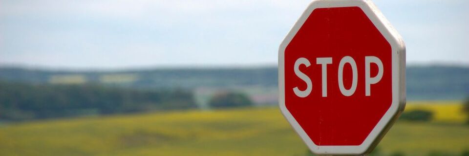Das durch die Vergabekammer Westfalen aufgestellte Stopp-Schild wird Behörden in Zukunft zumindest genauer über die Art und Weise der Auftragsvergabe nachdenken lassen. Das durch die Vergabekammer Westfalen aufgestellte Stopp-Schild wird Behörden in Zukunft zumindest genauer über die Art und Weise der Auftragsvergabe nachdenken lassen.