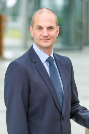 „Nahezu alle Unternehmen beschäftigen sich mit dem Thema Cloud Computing, da sie genau wissen, dass die Herausforderungen in der Zukunft nicht anders zu bewältigen sind.“ Mark Borgmann, Cloud Sales Leader, Oracle Deutschland. „Nahezu alle Unternehmen beschäftigen sich mit dem Thema Cloud Computing, da sie genau wissen, dass die Herausforderungen in der Zukunft nicht anders zu bewältigen sind.“ Mark Borgmann, Cloud Sales Leader, Oracle Deutschland.