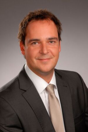 „Die (Public) Cloud-Nutzung (unstrategisch und silohaft) liegt durchschnittlich bei knapp zwei Drittel der Unternehmen über alle Branchen und Größenklassen.“ Heiko Henkes, Director Advisor, Experton. „Die (Public) Cloud-Nutzung (unstrategisch und silohaft) liegt durchschnittlich bei knapp zwei Drittel der Unternehmen über alle Branchen und Größenklassen.“ Heiko Henkes, Director Advisor, Experton.