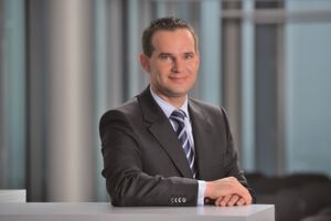 „Cloud Computing wird immer mehr zu einer Basistechnologie in deutschen Unternehmen.“ Stefan Roth, Heads of Infrastructure Solutions and Systems SC Storage Central Europe, Fujitsu. „Cloud Computing wird immer mehr zu einer Basistechnologie in deutschen Unternehmen.“ Stefan Roth, Heads of Infrastructure Solutions and Systems SC Storage Central Europe, Fujitsu.
