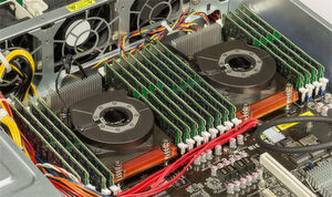 Eine Möglich der vertikalen Skalierung: Austausch von RDIMMS gegen LRDIMMS der Marke Crucial, die höhere Dichten und ein höheres Niveau an Leistung und Effizienz bieten wollen. Eine Möglich der vertikalen Skalierung: Austausch von RDIMMS gegen LRDIMMS der Marke Crucial, die höhere Dichten und ein höheres Niveau an Leistung und Effizienz bieten wollen.
