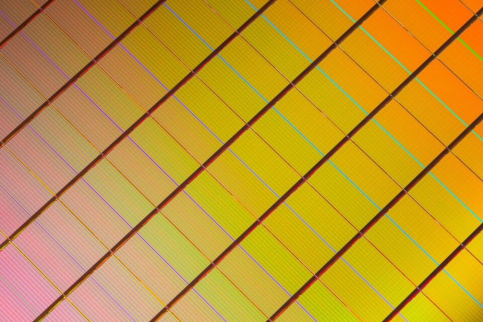 Die Technologie 3D XPoint, entwickelt in den Laboren von Intel und Micron, soll nicht nur 1.000 Mal schneller als NAND-Flash sondern auch 1.000 Mal robuster sein. Die Technologie 3D XPoint, entwickelt in den Laboren von Intel und Micron, soll nicht nur 1.000 Mal schneller als NAND-Flash sondern auch 1.000 Mal robuster sein.