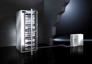 Das Rittal Kühlsystem LCU DX besteht aus einer Inneneinheit mit drehzahlgeregelten EC-Lüftern (bürstenloser Gleichstrommotor) zur Montage im IT-Rack sowie einem Inverter-geregelten Verdichter für den Außenbereich. Das Rittal Kühlsystem LCU DX besteht aus einer Inneneinheit mit drehzahlgeregelten EC-Lüftern (bürstenloser Gleichstrommotor) zur Montage im IT-Rack sowie einem Inverter-geregelten Verdichter für den Außenbereich.