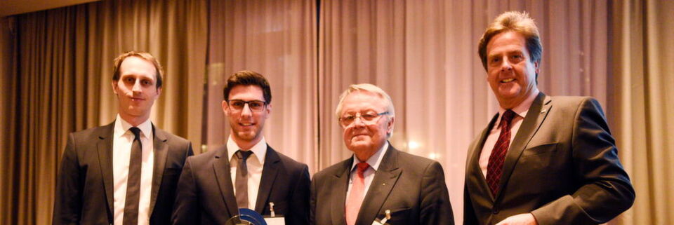 Stellvertretend für das Gewinnerteam „Random Wood“ nahm Sven Thelen, einer der drei Gewinner der Case-Competition 2016, den Preis entgegen (v. l. n. r.: Dr. Christian Hoffart, Sven Thelen, Professor Walter Eversheim und Professor Stich) Stellvertretend für das Gewinnerteam „Random Wood“ nahm Sven Thelen, einer der drei Gewinner der Case-Competition 2016, den Preis entgegen (v. l. n. r.: Dr. Christian Hoffart, Sven Thelen, Professor Walter Eversheim und Professor Stich)
