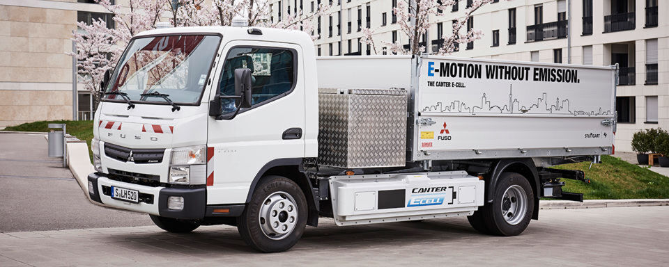 In Stuttgart fahren in den nächsten zwölf Monaten vier Fuso Sechstonner-Lkw mit rein elektrischem Antrieb. Zwei der Canter E-Cell mit Kipperaufbau und einer Nutzlast von 2,5 Tonnen werden im städtischen Landschaftsbaubetrieb eingesetzt In Stuttgart fahren in den nächsten zwölf Monaten vier Fuso Sechstonner-Lkw mit rein elektrischem Antrieb. Zwei der Canter E-Cell mit Kipperaufbau und einer Nutzlast von 2,5 Tonnen werden im städtischen Landschaftsbaubetrieb eingesetzt