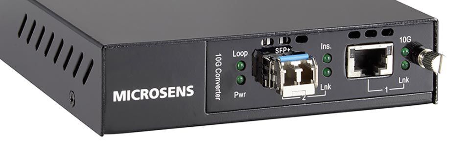 Der 10G-Medienkonverter von Microsens besitzt einen RJ-45-Anschluss mit 10GBase-T sowie einen SFP+-Slot für LWL-Transceiver. Der 10G-Medienkonverter von Microsens besitzt einen RJ-45-Anschluss mit 10GBase-T sowie einen SFP+-Slot für LWL-Transceiver.