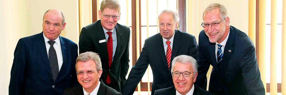 (v.l . hinten): Jürgen Leindecker, Landesgeschäftsführer Städte- und Gemeindebund Sachsen-Anhalt, Jens Eckhardt, Vorstandsmitglied Stadtsparkasse Magdeburg, Dr. Michael Ermrich, Geschäftsführender Präsident des OSV, Heinz-Lothar Theel, Geschäftsführendes Präsidialmitglied des Landkreistages Sachsen-Anhalt (v.l. vorn) Dr. Michael Wandersleb, Vorstandsvorsitzender Kommunale IT-UNION eG (KITU), Hermann Stengele, Vorstand der GiroSolution AG (v.l . hinten): Jürgen Leindecker, Landesgeschäftsführer Städte- und Gemeindebund Sachsen-Anhalt, Jens Eckhardt, Vorstandsmitglied Stadtsparkasse Magdeburg, Dr. Michael Ermrich, Geschäftsführender Präsident des OSV, Heinz-Lothar Theel, Geschäftsführendes Präsidialmitglied des Landkreistages Sachsen-Anhalt (v.l. vorn) Dr. Michael Wandersleb, Vorstandsvorsitzender Kommunale IT-UNION eG (KITU), Hermann Stengele, Vorstand der GiroSolution AG
