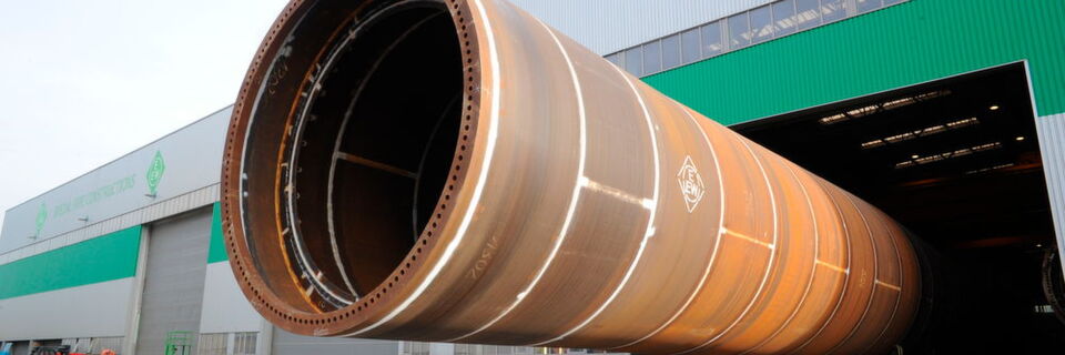 Was für ein Rohr: Das weltweit größte Monopile verlässt die Produktionshalle von EEW Special Pipe Constructions in Rostock. Was für ein Rohr: Das weltweit größte Monopile verlässt die Produktionshalle von EEW Special Pipe Constructions in Rostock.