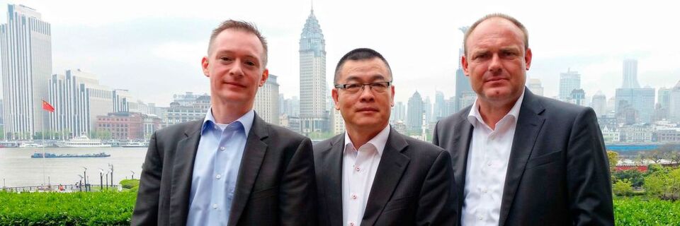 Bauen RSACI gemeinsam auf: Oliver-Karsten Thormählen (r.) und Frank Rottmann-Simon (l.), beide GF der Rieck Sea Air Cargo International, und Shiye Zhou, Managing Director Greater China der Rieck Logistik-Gruppe. Bauen RSACI gemeinsam auf: Oliver-Karsten Thormählen (r.) und Frank Rottmann-Simon (l.), beide GF der Rieck Sea Air Cargo International, und Shiye Zhou, Managing Director Greater China der Rieck Logistik-Gruppe.
