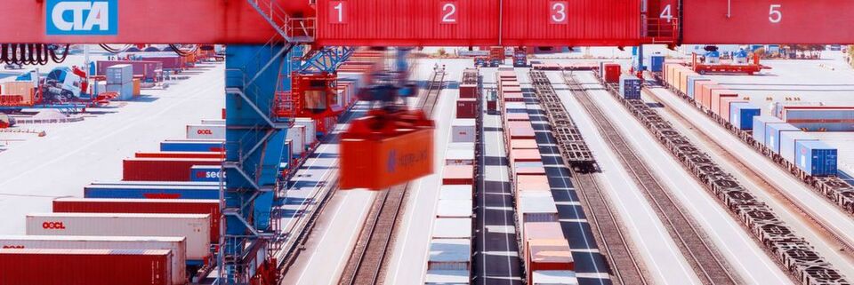 Ein Bahnkran auf dem Bahnhof des HHLA-Container-Terminals Altenwerder belädt einen Ganzzug. Ein Bahnkran auf dem Bahnhof des HHLA-Container-Terminals Altenwerder belädt einen Ganzzug.
