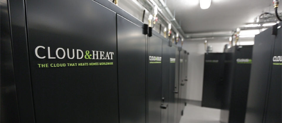 Die Prozessorabwärme von 20 Server-Schränken liefert in Dresden ganzjährig rund die Hälfte der benötigten Heizwärme für Heizung und Trinkwasser für 56 Wohneinheiten. Die Prozessorabwärme von 20 Server-Schränken liefert in Dresden ganzjährig rund die Hälfte der benötigten Heizwärme für Heizung und Trinkwasser für 56 Wohneinheiten.