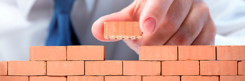Nur Anbieter von Cloud-Services, die verzahnte Sicherheitsmaßnahmen nachweisen können, sind wirklich vertrauenswürdig. Nur Anbieter von Cloud-Services, die verzahnte Sicherheitsmaßnahmen nachweisen können, sind wirklich vertrauenswürdig.