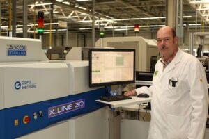 3D-Röntgeninspektion: Lothar Geppert, Mitarbeiter im Bereich Produktionstechnologie, betreut federführend das Röntgeninspektionssystem X-Line 3D bei Leesys. 3D-Röntgeninspektion: Lothar Geppert, Mitarbeiter im Bereich Produktionstechnologie, betreut federführend das Röntgeninspektionssystem X-Line 3D bei Leesys.