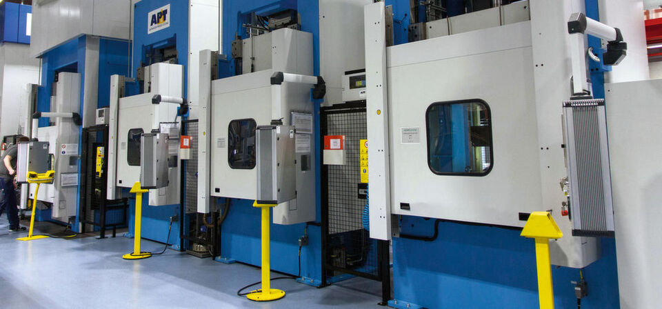 AP&T hat eine vollautomatische und integrierte Produktionsanlage für Aesculap zur Herstellung von Sterilbehältern für chirurgische Instrumente und sonstige Operationsgeräte entwickelt. AP&T hat eine vollautomatische und integrierte Produktionsanlage für Aesculap zur Herstellung von Sterilbehältern für chirurgische Instrumente und sonstige Operationsgeräte entwickelt.