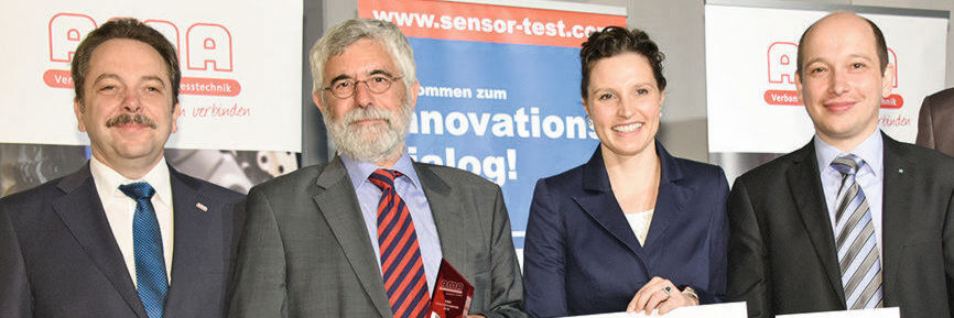Das Gewinnerteam „Nerven aus Glas“ (v.l.: Peter Krause (AMA), Prof. Dr. Wolfgang Schade, Anna Lena Baumann (Photonik Inkubator/Fraunhofer-HHI), Dr. Martin Angelmahr (Fraunhofer-HHI), Prof. Dr. Andreas Schütze (Jury/Universität des Saarlandes). Das Gewinnerteam „Nerven aus Glas“ (v.l.: Peter Krause (AMA), Prof. Dr. Wolfgang Schade, Anna Lena Baumann (Photonik Inkubator/Fraunhofer-HHI), Dr. Martin Angelmahr (Fraunhofer-HHI), Prof. Dr. Andreas Schütze (Jury/Universität des Saarlandes).
