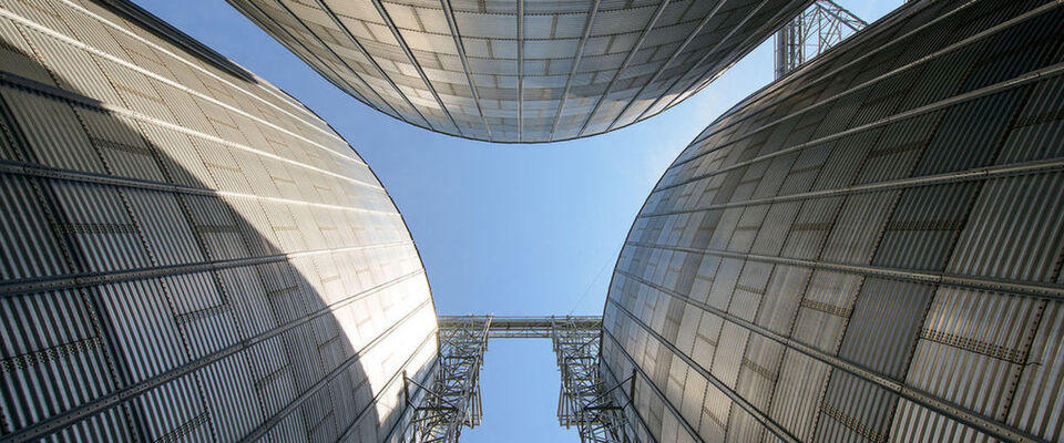 IT-Silos wie Compute, Storage, Networking, weichen der Cloudifizierung, doch häufig belibt die Betriebsorganisation unverändert. Es entsteht eine Schatten-IT. IT-Silos wie Compute, Storage, Networking, weichen der Cloudifizierung, doch häufig belibt die Betriebsorganisation unverändert. Es entsteht eine Schatten-IT.