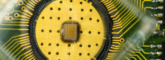Bild des eingestzten PCM-Chips (Phase Change Memory): Mit der zuverlässigen Speicherung und Erhaltung von drei Datenbits pro Zelle haben Wissenschaftler von IBM Research in Rüschlikon bei Zürich einen wichtigen Meilenstein in der Entwicklung von Phasenwechselspeichern demonstriert. Bild des eingestzten PCM-Chips (Phase Change Memory): Mit der zuverlässigen Speicherung und Erhaltung von drei Datenbits pro Zelle haben Wissenschaftler von IBM Research in Rüschlikon bei Zürich einen wichtigen Meilenstein in der Entwicklung von Phasenwechselspeichern demonstriert.