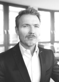 Patrick Gevelmann ist verantwortlich für die zentrale Markenführung und Markensteuerung und direkter Ansprech- und Sparringspartner für die drei Geschäftsfelder RECARO Aircraft Seating, RECARO Child Safety und RECARO Automotive Seating, wenn es um Themen rund um Marke und Marketing geht. Patrick Gevelmann ist verantwortlich für die zentrale Markenführung und Markensteuerung und direkter Ansprech- und Sparringspartner für die drei Geschäftsfelder RECARO Aircraft Seating, RECARO Child Safety und RECARO Automotive Seating, wenn es um Themen rund um Marke und Marketing geht.