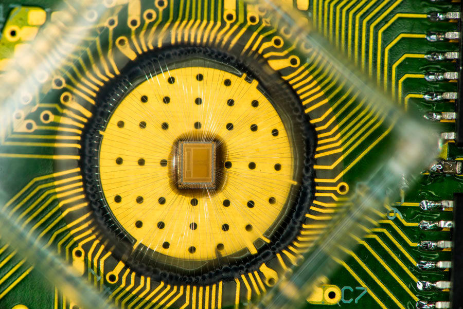 Die IBM Forscher verwendeten einen experimentellen Multi-Bit-PCM-Chip, der mit einer integrierten Standard-Leiterplatte verbunden war. Der Chip besteht aus einer Anordnung von 2 × 2 Millionen Zellen, die in vier Bereiche unterteilt sind und auf die nacheinander durch die Systemarchitektur (interleaving architecture) zugegriffen wird. Die Speichereinheit ist 2 × 1000 μm × 800 μm groß. Die IBM Forscher verwendeten einen experimentellen Multi-Bit-PCM-Chip, der mit einer integrierten Standard-Leiterplatte verbunden war. Der Chip besteht aus einer Anordnung von 2 × 2 Millionen Zellen, die in vier Bereiche unterteilt sind und auf die nacheinander durch die Systemarchitektur (interleaving architecture) zugegriffen wird. Die Speichereinheit ist 2 × 1000 μm × 800 μm groß.