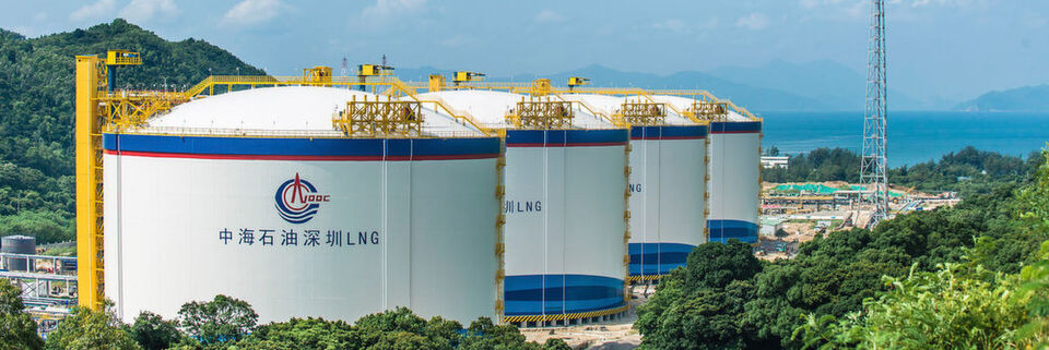 Die vier LNG-Tanks im chinesischen Shenzen wurden Ende 2015 in Betrieb genommen. Die salzhaltige Luft in Küstennähe stellt besondere Anforderungen an die Verarbeitung der Krantechnik. Die vier LNG-Tanks im chinesischen Shenzen wurden Ende 2015 in Betrieb genommen. Die salzhaltige Luft in Küstennähe stellt besondere Anforderungen an die Verarbeitung der Krantechnik.