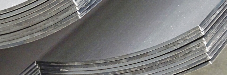 Große Radien in großen Blechen lassen sich mit einer Schwenkbiegemaschine wesentlich einfacher herstellen als mit einer Abkantpresse. Große Radien in großen Blechen lassen sich mit einer Schwenkbiegemaschine wesentlich einfacher herstellen als mit einer Abkantpresse.