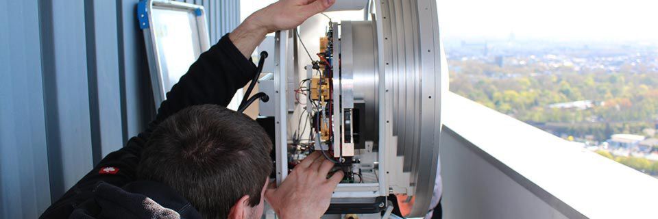 Der E-Band-Sender mit Parabolantenne arbeitet mit besonders leistungsfähigen integrierten Schaltungen. Der E-Band-Sender mit Parabolantenne arbeitet mit besonders leistungsfähigen integrierten Schaltungen.