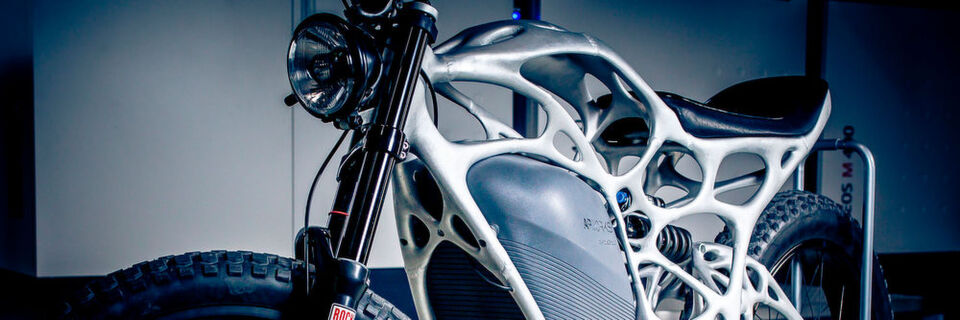 Das erste E-Motorrad aus dem Drucker: AP-Works zeigt mit dem „Light Rider“, was mithilfe der additiven Fertigung möglich wird. Der Rahmen des Motorrads wiegt gerade einmal 6 kg. Das erste E-Motorrad aus dem Drucker: AP-Works zeigt mit dem „Light Rider“, was mithilfe der additiven Fertigung möglich wird. Der Rahmen des Motorrads wiegt gerade einmal 6 kg.