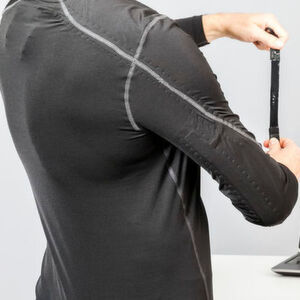 Prototyp eines Sporthemds mit integrierten Sensoren aus ELASTOSIL Film: Solche tragbaren Sensoren eröffnen völlig neue Möglichkeiten für Therapie- oder Trainingszwecke, Bewegungen virtuell abzubilden. Prototyp eines Sporthemds mit integrierten Sensoren aus ELASTOSIL Film: Solche tragbaren Sensoren eröffnen völlig neue Möglichkeiten für Therapie- oder Trainingszwecke, Bewegungen virtuell abzubilden.