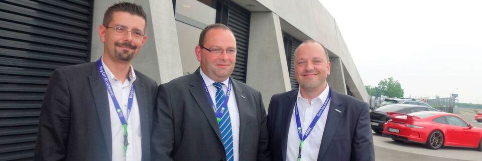 Die Bluechip-Vorstände Hubert Wolf (m.) und Sven Buchheim (r.) sowie Bogdan Kruszewski, Leiter Produktmanagement, informierten über Neuheiten im Portfolio des Distributors und Eigenmarkenherstellers. Die Bluechip-Vorstände Hubert Wolf (m.) und Sven Buchheim (r.) sowie Bogdan Kruszewski, Leiter Produktmanagement, informierten über Neuheiten im Portfolio des Distributors und Eigenmarkenherstellers.