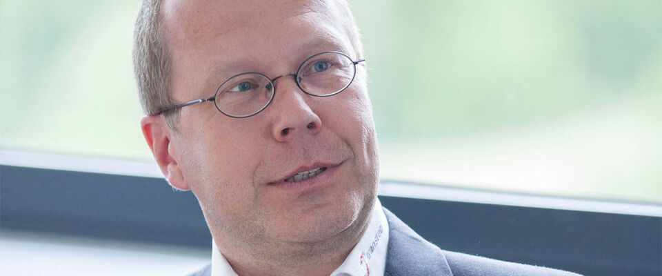 Dr. Oliver Tennert, ist Diplom-Physiker und arbeitet bei der Transtec AG, Reutlingen, als Director Technology Management & HPC Solutions. Dr. Oliver Tennert, ist Diplom-Physiker und arbeitet bei der Transtec AG, Reutlingen, als Director Technology Management & HPC Solutions.