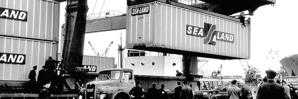 Bremen, Überseehafen, Mai 1966: Erstmals wird ein Container in Deutschland entladen – die Geburtsstunde des Containerumschlags in den Bremischen Häfen. Bremen, Überseehafen, Mai 1966: Erstmals wird ein Container in Deutschland entladen – die Geburtsstunde des Containerumschlags in den Bremischen Häfen.