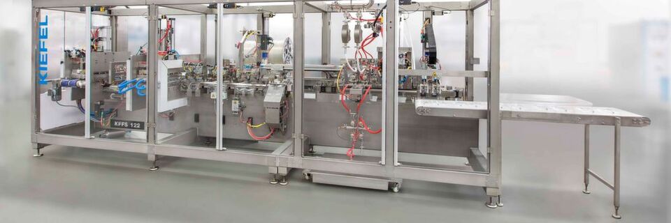 Zu sehen ist die Thermokontakt-Form-Fill-Seal-Anlage KFFS 122 zur Produktion von Infusionsbeuteln. Zu sehen ist die Thermokontakt-Form-Fill-Seal-Anlage KFFS 122 zur Produktion von Infusionsbeuteln.