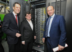Bei der Inbetriebnahme des "Green IT Cube" am 25. Mai 2016: Professor Volker Lindenstruth (m.) erläutert Staatssekretär im Bundesministerium für Bildung und Forschung Dr. Georg Schütte (l.) und Staatssekretär im Hessischen Ministerium für Wissenschaft und Kunst Ingmar Jung (r.) die Funktionsweise des Höchstleistungs-Rechenzentrums. Bei der Inbetriebnahme des "Green IT Cube" am 25. Mai 2016: Professor Volker Lindenstruth (m.) erläutert Staatssekretär im Bundesministerium für Bildung und Forschung Dr. Georg Schütte (l.) und Staatssekretär im Hessischen Ministerium für Wissenschaft und Kunst Ingmar Jung (r.) die Funktionsweise des Höchstleistungs-Rechenzentrums.