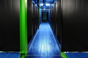 Blick ins Innere eines mit Rechnerschränken bestückten Gangs des Green IT Cube. Blick ins Innere eines mit Rechnerschränken bestückten Gangs des Green IT Cube.