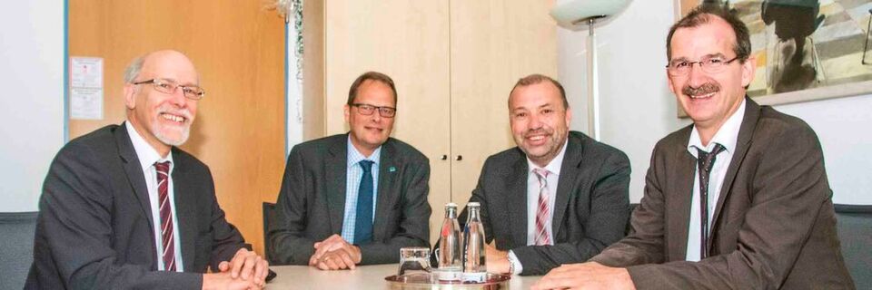 (v.l.) Rolf-Werner Welzel, Geschäftsführer Landesbetrieb Geoinformation und Vermessung Hamburg, Ulrich Gellhaus, Direktor Landesamt GeoInformation Bremen, Jürgen Schomakers, Geschäftsführer Esri Deutschland GmbH, und Dr. Johann Bizer, Dataport-Vorstandsvorsitzender (v.l.) Rolf-Werner Welzel, Geschäftsführer Landesbetrieb Geoinformation und Vermessung Hamburg, Ulrich Gellhaus, Direktor Landesamt GeoInformation Bremen, Jürgen Schomakers, Geschäftsführer Esri Deutschland GmbH, und Dr. Johann Bizer, Dataport-Vorstandsvorsitzender