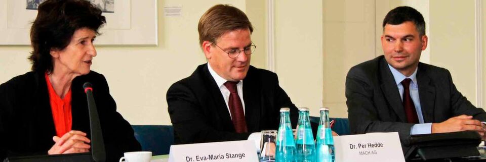(v.l.) Dr. Eva-Maria Stange, Staatsministerin für Wissenschaft und Kunst, Dr. Per Hedde, Segmentmanager Lehre und Forschung bei der MACH AG, (v.l.) und Thomas Koppe, Senior Manager Fachbereich Beratung Öffentlicher Sektor, BDO (v.l.) Dr. Eva-Maria Stange, Staatsministerin für Wissenschaft und Kunst, Dr. Per Hedde, Segmentmanager Lehre und Forschung bei der MACH AG, (v.l.) und Thomas Koppe, Senior Manager Fachbereich Beratung Öffentlicher Sektor, BDO